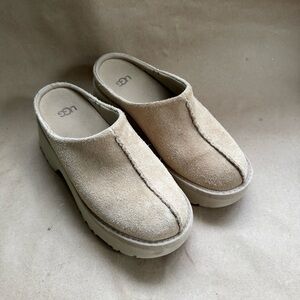 UGG New Heights Platform Clog in Sand Beige. Size 7